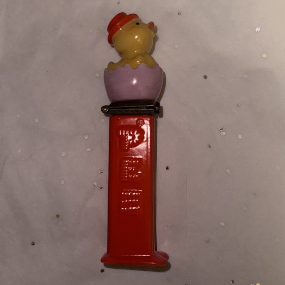 Vintage Retrospect Pez NIB Porcelain, Yellow Chick In Purple Egg, Red Hat, Metal - Picture 5 of 6